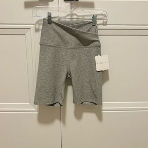 Beyond Yoga criss cross shorts
Grey, biker short
Size: extra small
New with tags